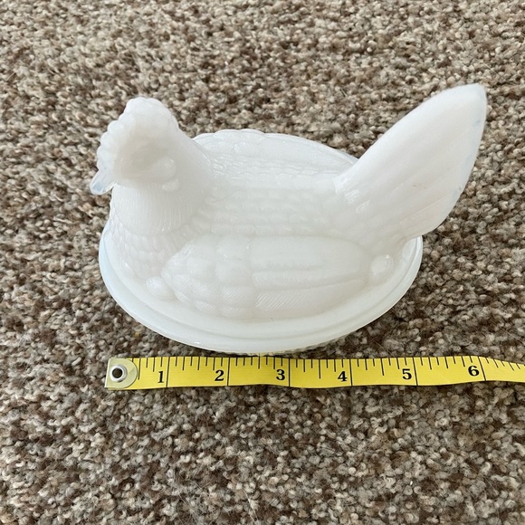 Hen on a nest - Picture 6 of 6